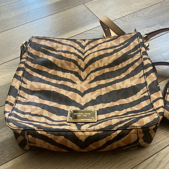 Michael Kors print crossbody and matching wallet - Picture 3 of 13